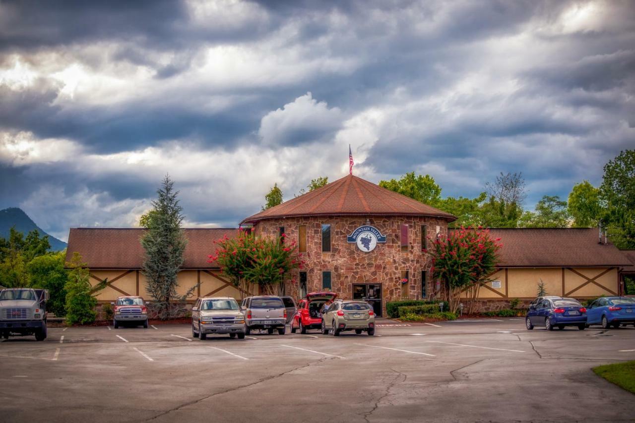 Bear Hugs Hotel Pigeon Forge Exterior photo